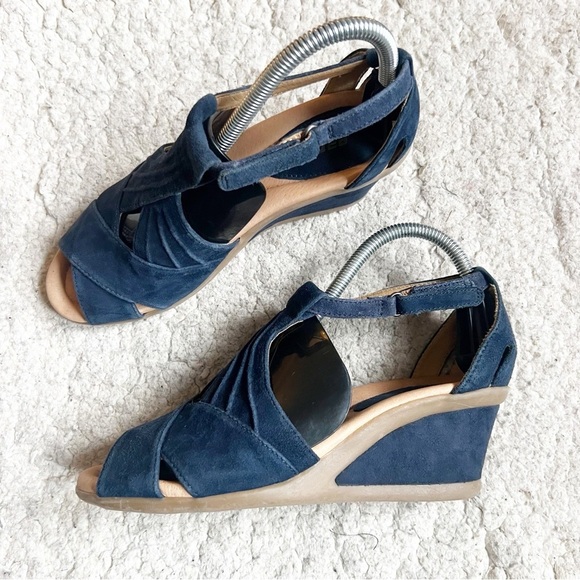 Earth: Navy Blue Suede "Curvet" Ankle Strap Wedge Sandals Size 7.5 - Picture 1 of 11